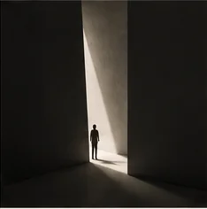 Une silhouette avance vers une ouverture lumineuse